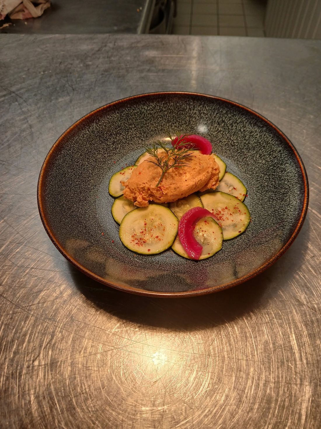 Rillettes de saumon, courgette & oignon rouge