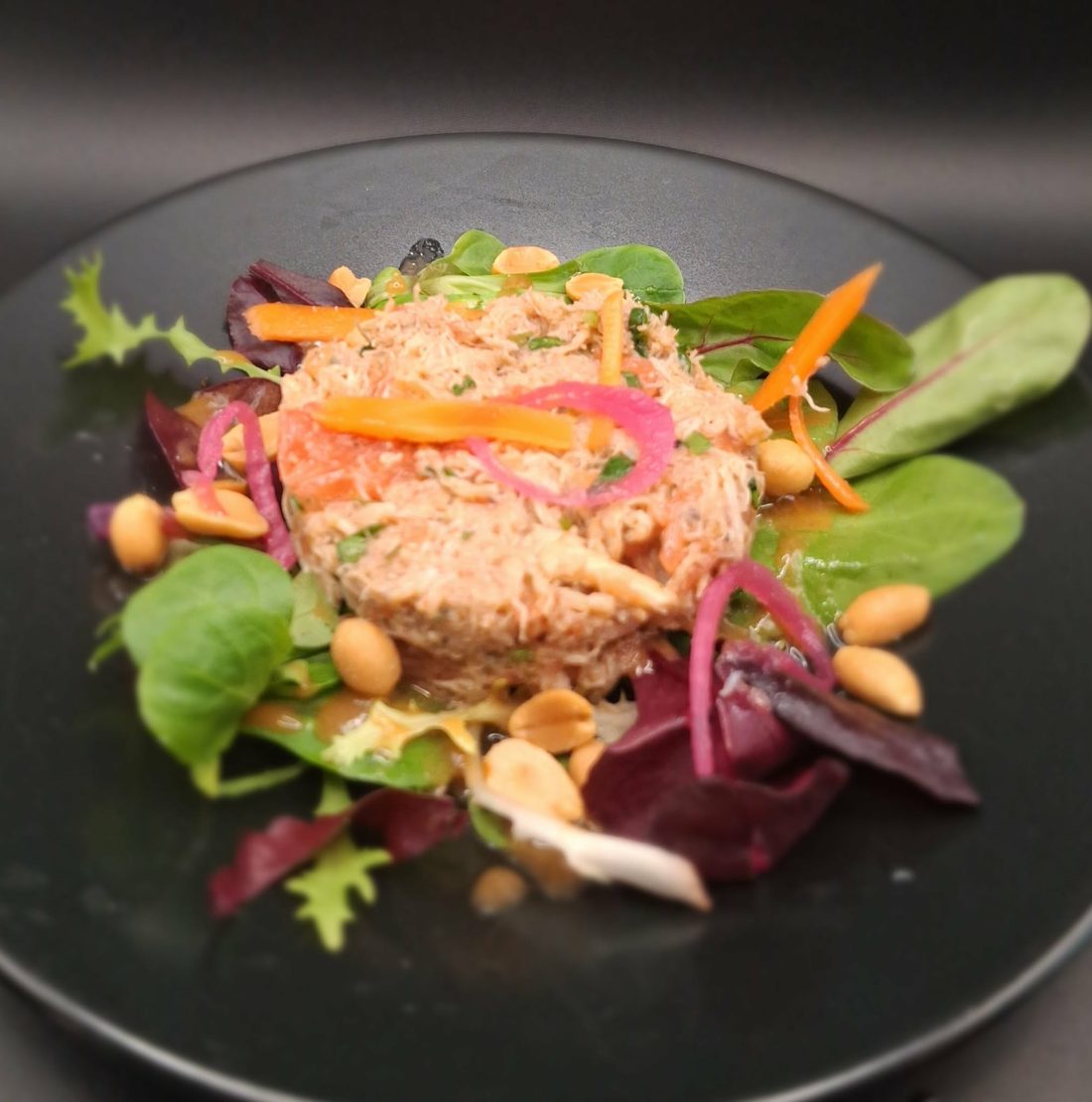 Tartare de saumon & crabe, vinaigrette thaï